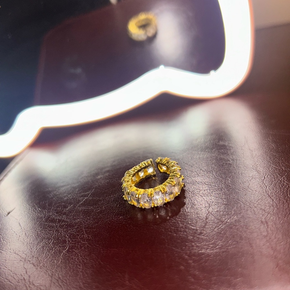 Elegant Gold Jeweled Women's Ring